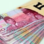 Uang seratus ribu rupiah dalam amplop bertuliskan "GAJI"