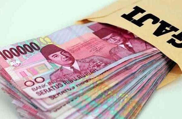 Hiring Kandidat Top dengan Budget Terbatas Uang seratus ribu rupiah dalam amplop bertuliskan "GAJI"