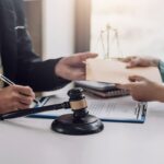 Ilustrasi HR memberikan bonus kinerja kepada karyawan berprestasi.