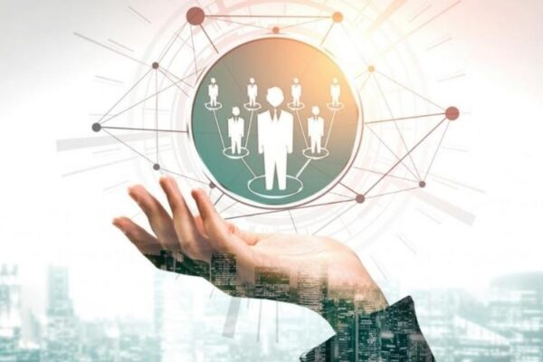 Ilustrasi tim HR yang mengelola talenta karyawan dengan strategi human capital management untuk meningkatkan produktivitas.