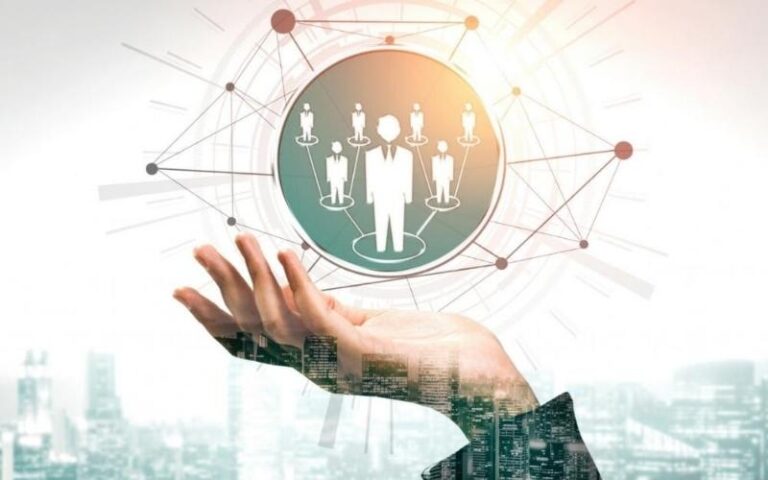 Ilustrasi tim HR yang mengelola talenta karyawan dengan strategi human capital management untuk meningkatkan produktivitas.