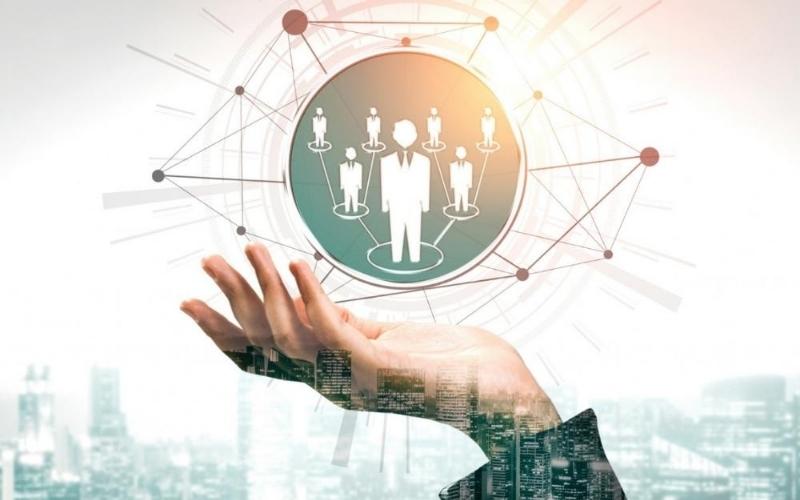 Ilustrasi tim HR yang mengelola talenta karyawan dengan strategi human capital management untuk meningkatkan produktivitas.