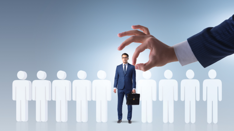 Seorang kandidat profesional dipilih dari barisan pelamar oleh tangan raksasa sebagai simbol proses rekrutmen selektif.