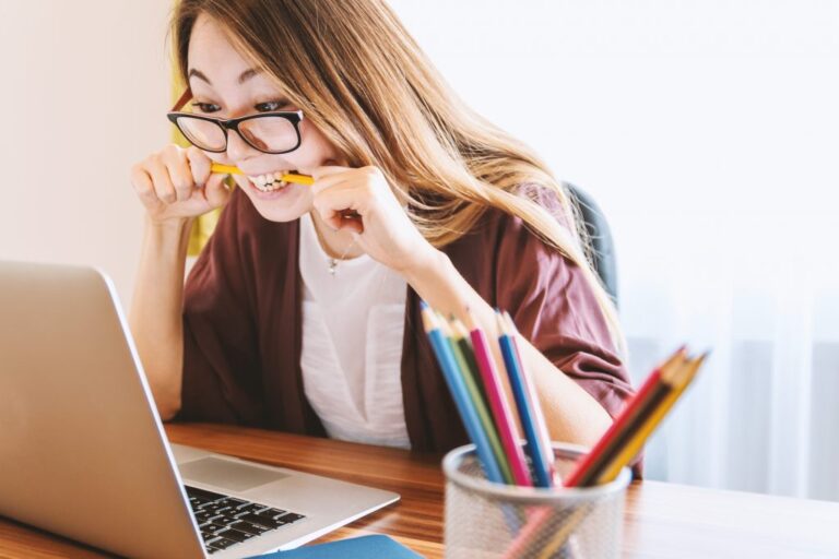 Fenomena Push Rank LinkedIn Ilustrasi profesional muda menggunakan LinkedIn dengan grafik engagement meningkat sebagai simbol fenomena push rank