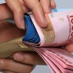 Rata-Rata Gaji Fresh Graduate: Bisa Sampai 2 Digit Gak Sih? Ilustrasi fresh graduate memegang ijazah sambil melihat grafik gaji di berbagai bidang kerja di Indonesia.