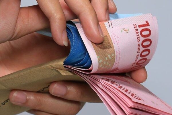 Ilustrasi fresh graduate memegang ijazah sambil melihat grafik gaji di berbagai bidang kerja di Indonesia.