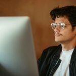 Mahasiswa atau pekerja muda memperkenalkan diri saat internship online melalui video meeting menggunakan komputer