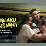 Poster film "Tunggu Aku Sukses Nanti" menampilkan Ardit Erwanda dengan ekspresi penuh harap di depan sebuah rumah tua yang hangat.