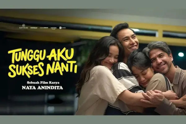 Poster film "Tunggu Aku Sukses Nanti" menampilkan Ardit Erwanda dengan ekspresi penuh harap di depan sebuah rumah tua yang hangat.