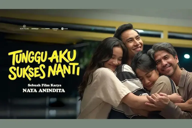 Poster film "Tunggu Aku Sukses Nanti" menampilkan Ardit Erwanda dengan ekspresi penuh harap di depan sebuah rumah tua yang hangat.
