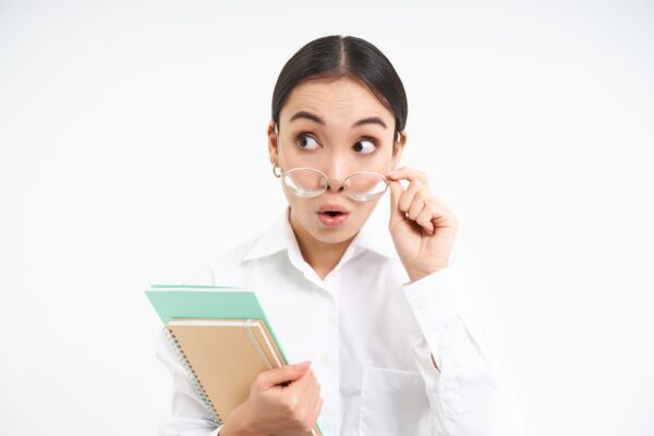 Potret wanita Asia berkacamata berpakaian formal membaca rekomendasi buku untuk pencari kerja