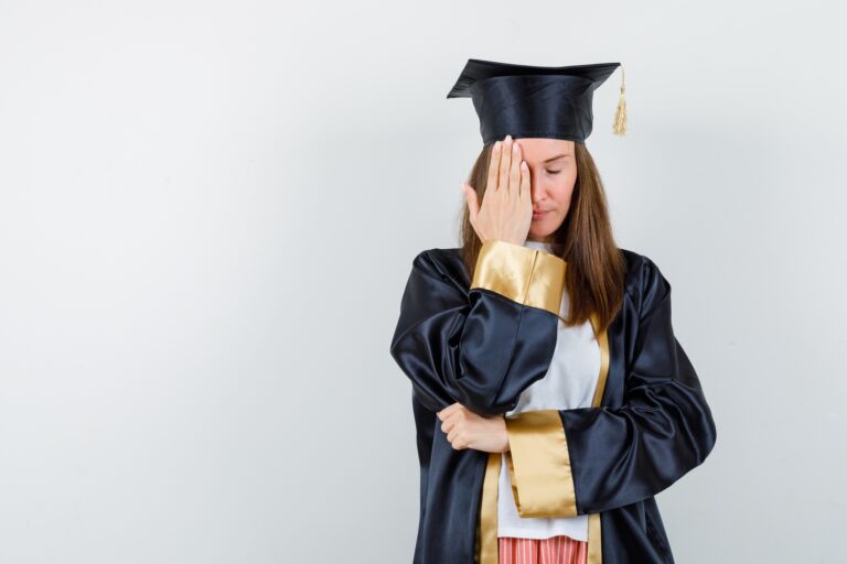 Fresh graduate mengenakan toga terlihat sedih dan bingung setelah lulus kuliah, menggambarkan kondisi post graduation depression pada fresh graduate.