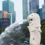 Patung Merlion di Singapura dengan latar gedung pencakar langit, menggambarkan peluang karir dan kerja di Singapura bagi profesional Indonesia.