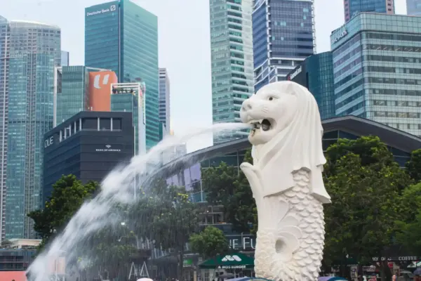 Patung Merlion di Singapura dengan latar gedung pencakar langit, menggambarkan peluang karir dan kerja di Singapura bagi profesional Indonesia.