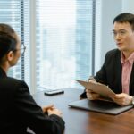 seorang fresh graduate yang sedang menjawab pertanyaan interview yang sering muncul di depan HRD
