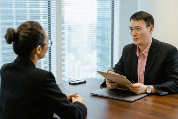 seorang fresh graduate yang sedang menjawab pertanyaan interview yang sering muncul di depan HRD