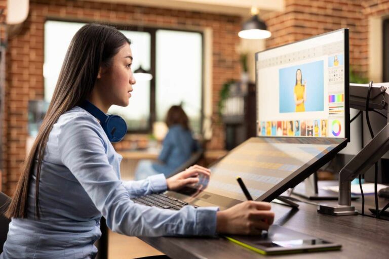 cara belajar UI UX designer bekerja merancang user interface dan user experience pada produk digital menggunakan tablet desain.