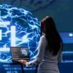 Ilustrasi seorang profesional menggunakan laptop di depan visualisasi otak digital AI yang menggambarkan perkembangan teknologi serta pentingnya skill yang tidak bisa digantikan AI seperti kreativitas dan berpikir kritis di dunia kerja.