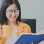Ilustrasi wanita sedang belajar sebagai contoh continuous learning yang disukai HRD dalam dunia kerja modern.