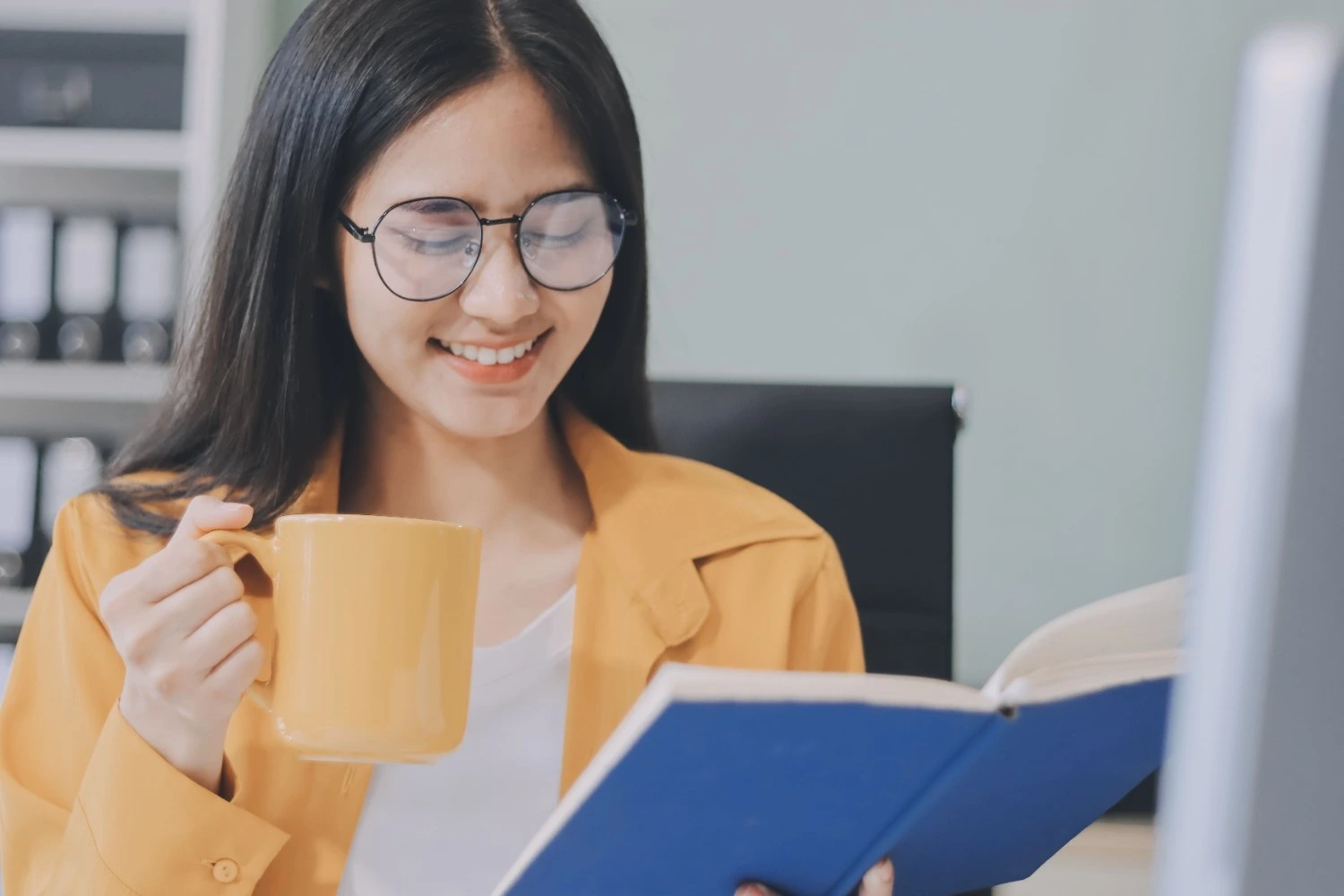 Ilustrasi wanita sedang belajar sebagai contoh continuous learning yang disukai HRD dalam dunia kerja modern.