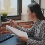 Wanita asia sebagai pencari kerja menggunakan keyword pada CV.