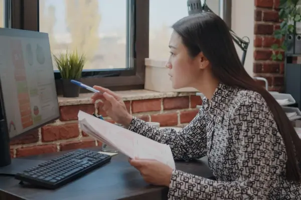 Wanita asia sebagai pencari kerja menggunakan keyword pada CV.