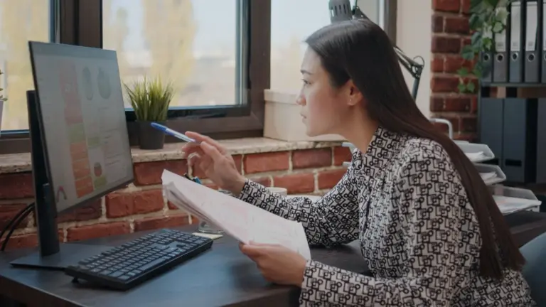 Wanita asia sebagai pencari kerja menggunakan keyword pada CV.