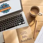 Meja kerja dengan laptop menampilkan sertifikat digital marketing, catatan SEO dan Analytics, dan checklist pilihan sertifikasi
