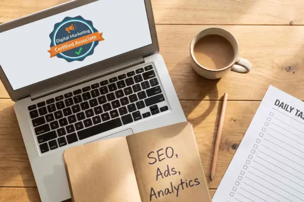Meja kerja dengan laptop menampilkan sertifikat digital marketing, catatan SEO dan Analytics, dan checklist pilihan sertifikasi