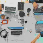 Workspace profesional dengan laptop dan catatan sebagai gambaran rutinitas belajar sertifikasi social media marketing.