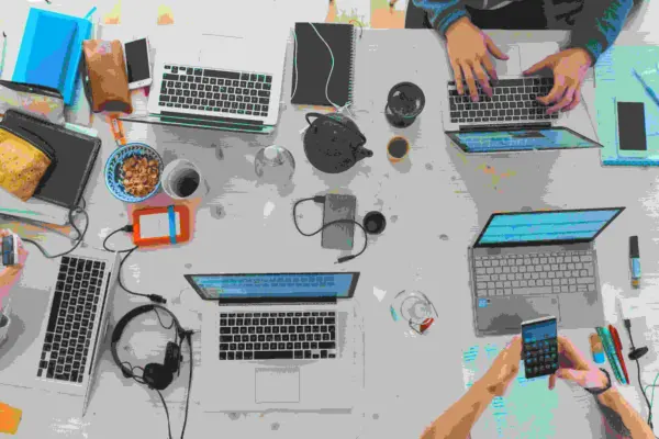 Workspace profesional dengan laptop dan catatan sebagai gambaran rutinitas belajar sertifikasi social media marketing.