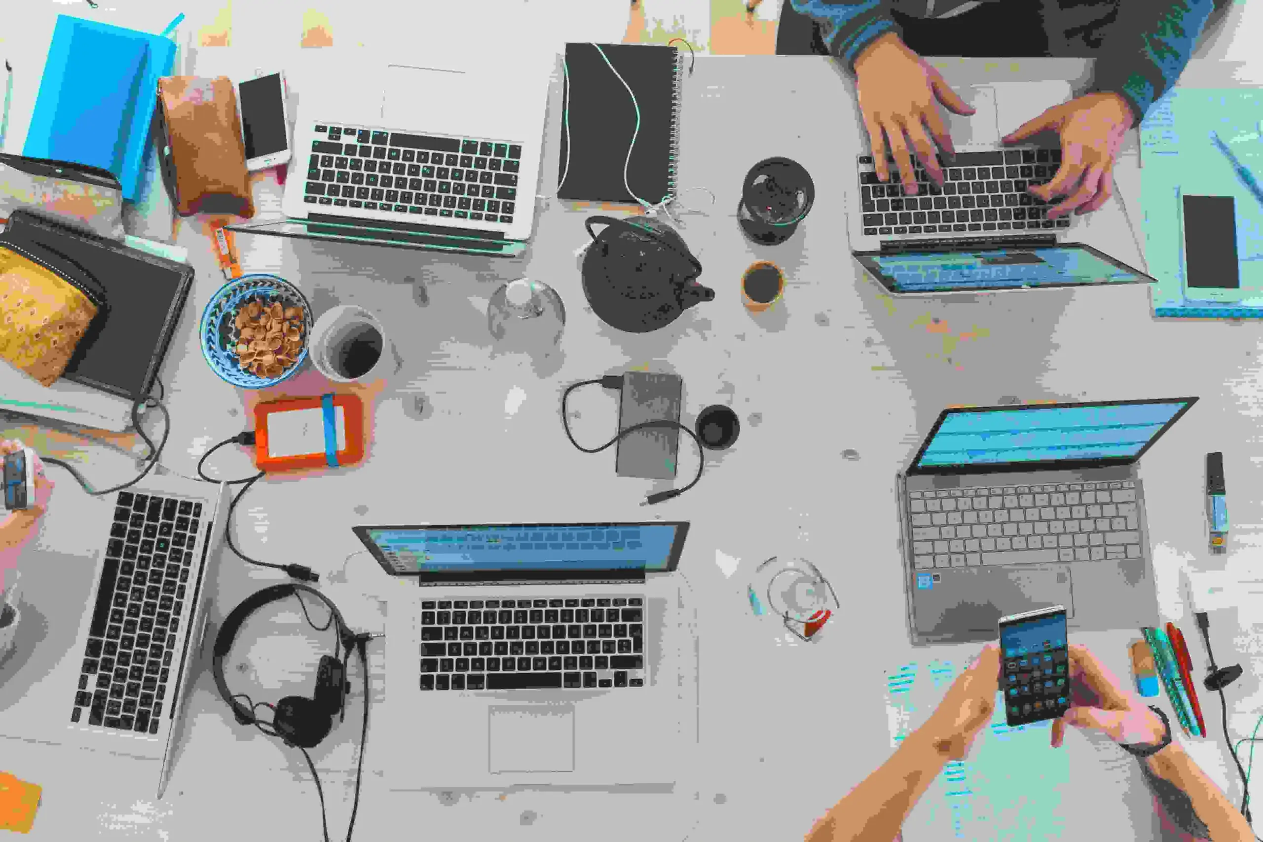 Workspace profesional dengan laptop dan catatan sebagai gambaran rutinitas belajar sertifikasi social media marketing.
