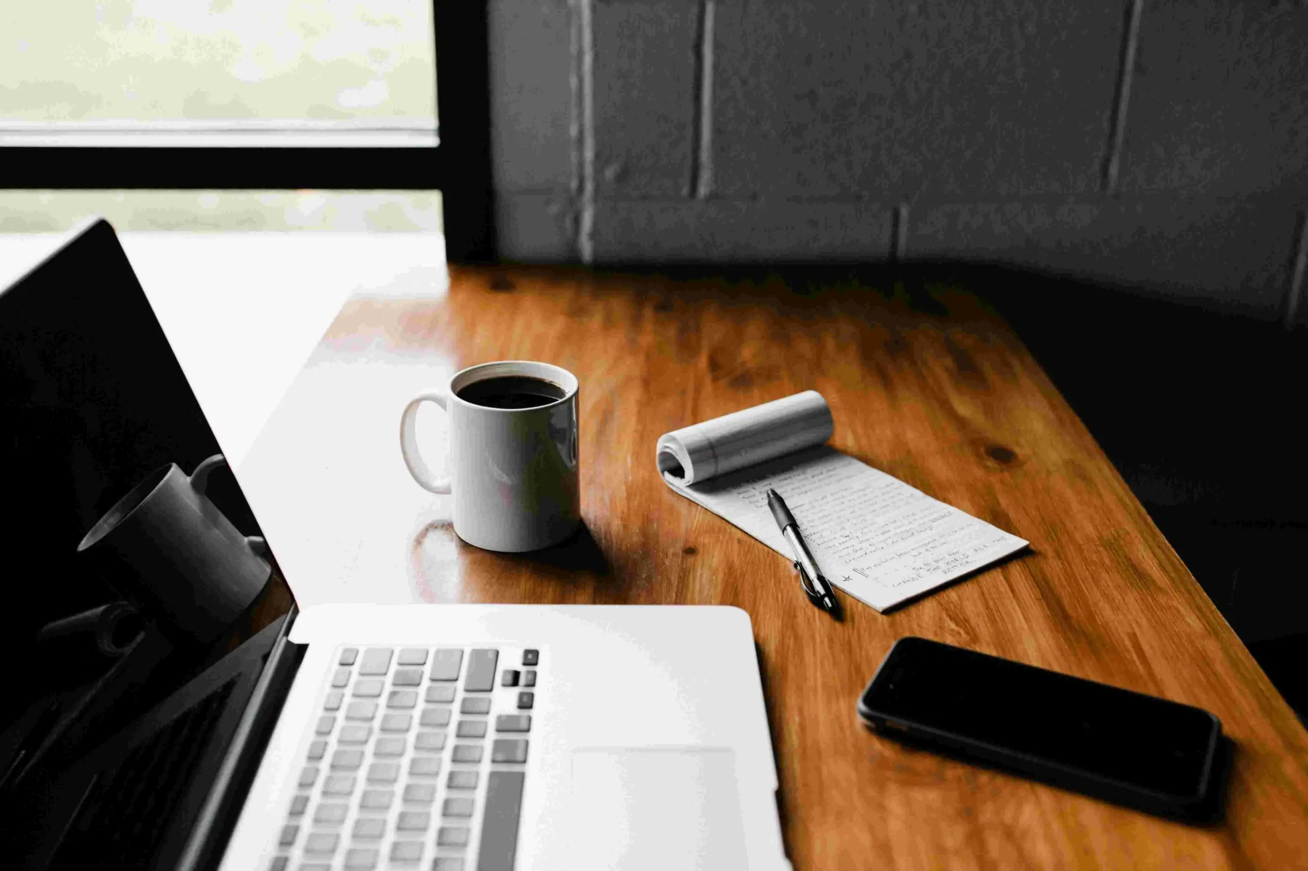 Setup kerja profesional dengan laptop, catatan, dan kopi sebagai gambaran rutinitas belajar sertifikasi business development.